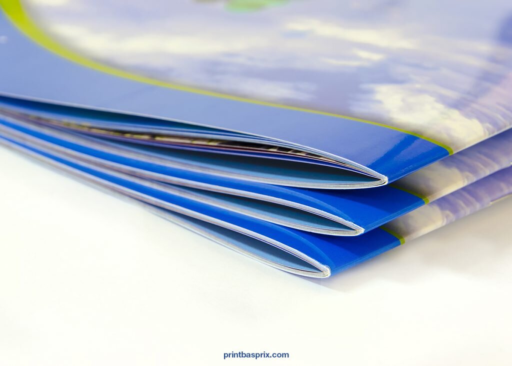 Faire l'équilibre coût vs qualité vs quantité format et papier impression de brochure d'agence de voyage