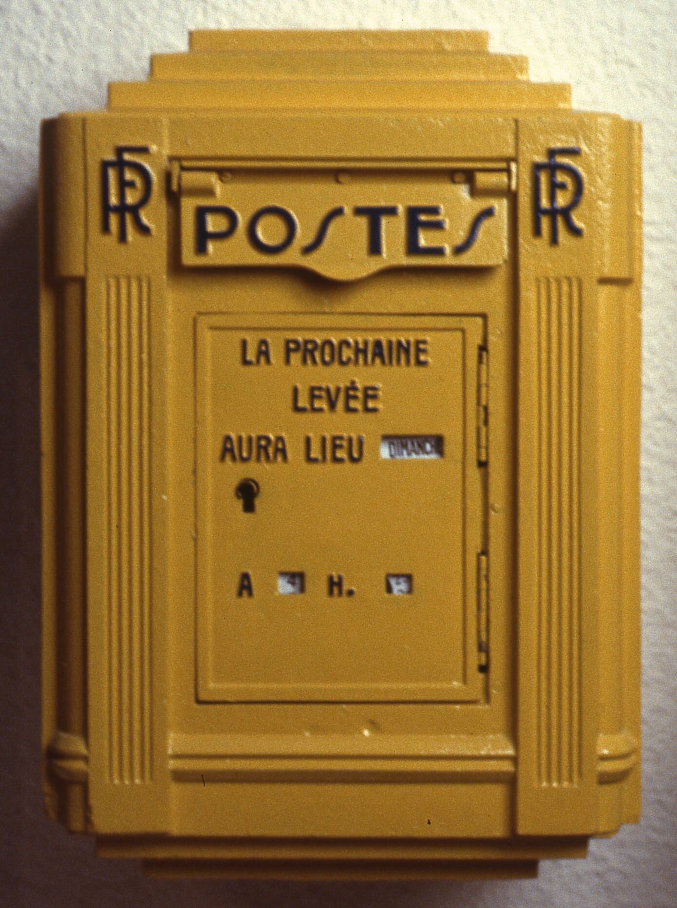 Une boîte aux lettres de LA POSTE